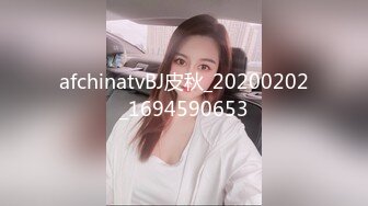 小美女已经受不了了 倚着桌角在干什么呢