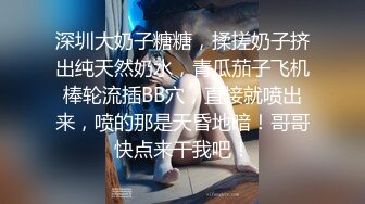 现在的学生啊就是胆子大爱新鲜刺激，商店试衣间女友蹲下口交大鸡鸡，外面还在喊着‘试衣服排队啊’！