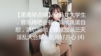 潮喷 开档黑丝美眉 被手奸狂喷淫水 这手速没几女人受到了 爽叫不停 床单衣服全湿了