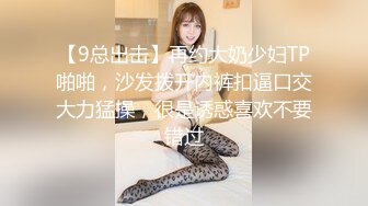 邻家小骚妹全程露脸逼毛没几根啥都学会了，吸着小烟跟狼友撩骚听指挥，揉奶抠逼道具抽插，浪叫呻吟精彩刺激