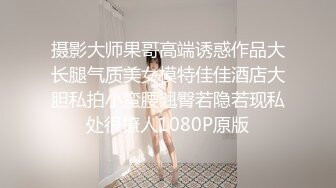 金发美艳人妖胸前纹身性感妖艳脱下小花裙自摸超长屌深深插入后门通并享受着