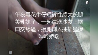 气质短发职场女白领露脸激情演绎，听狼友指挥撩骚互动各种诱人动作，揉奶玩逼特写展示，舔奶头好刺激别错过